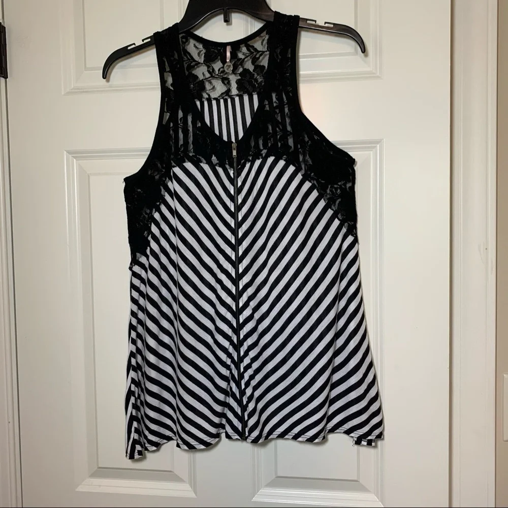 Robin K. tank top with lace shoulder and front zip - Picture 3 of 6